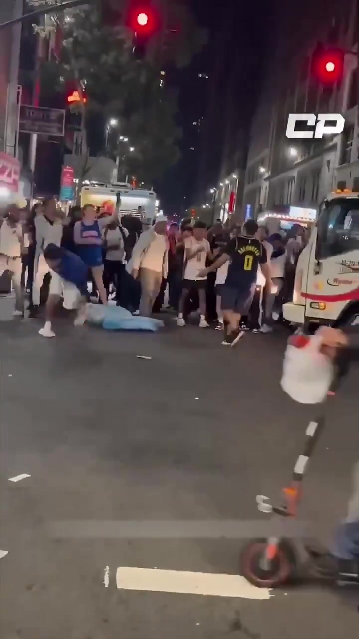 众所周知视频不能P！美媒调侃：尼克斯球迷场外暴打哈利伯顿😅